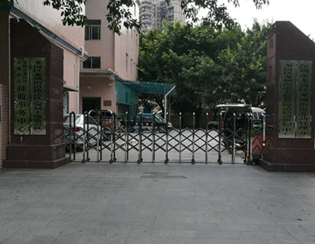 深圳市尊龙凯时龙岗街道办安装黑金刚电动伸缩门项目